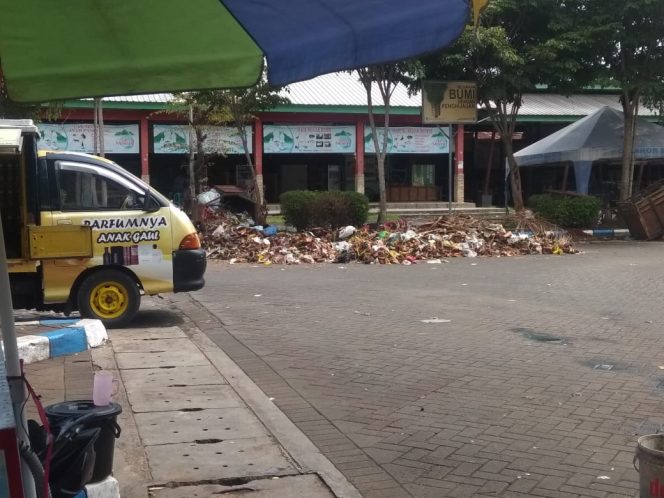 
Selain Bau yang Tak Sedap, Tumpukan Sampah Duren Bikin Pemandangan SGB Tak Elok
