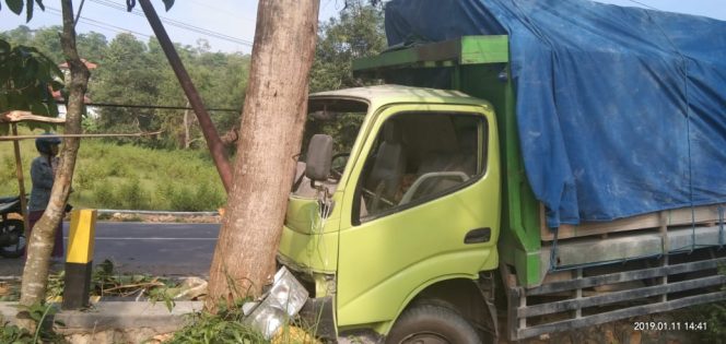
Rem Blong, Mobil Truck ini Alami Kecelakaan Tunggal di Pamekasan