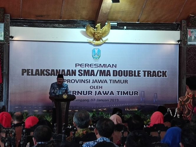
Gubernur Jatim Resmikan SMA/MA Double Track di Sampang