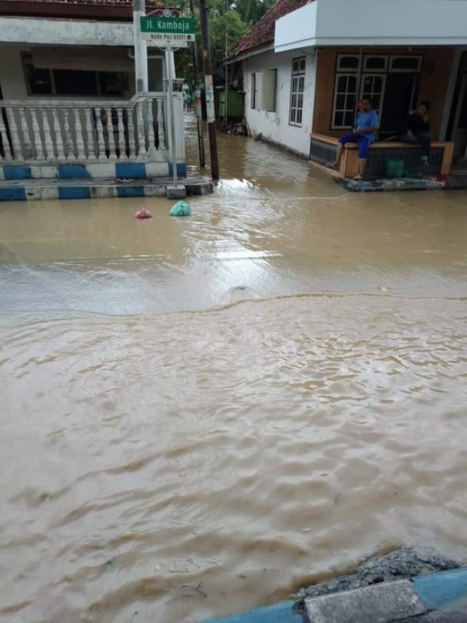 
Hujan di Utara Akibatkan Sampang Kota Tergenang Banjir