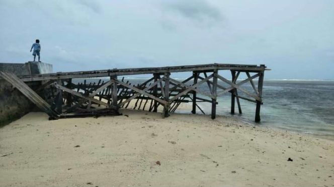 
Dihantam Ombak, Jembatan di Sapeken Pindah Lokasi dan Hampir Hancur