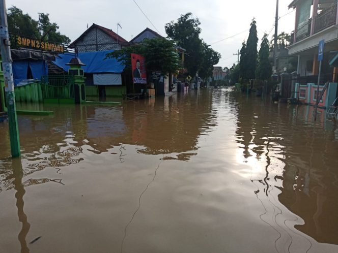 
Beberapa Sekolah di Sampang Tergenang Banjir, Aktivitas Belajar Mengajar Lumpuh