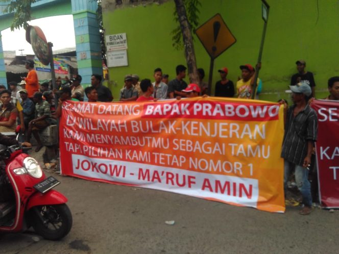 
Sambut Prabowo, Pendukung Jokowi Bentangkan Spanduk Ini