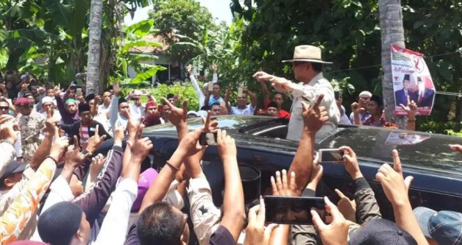 
Tiba di Sumenep, Prabowo Disambut dengan Shalawat oleh Ribuan Orang