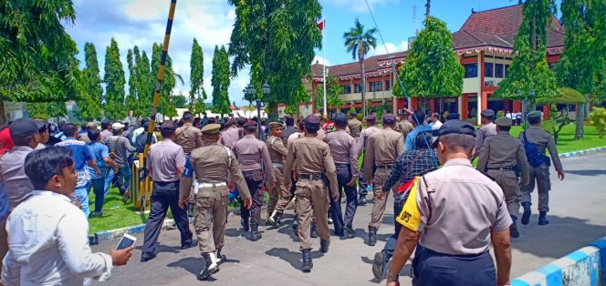 
Tak Ditemui Bupati, Demo Mahasiswa di Pemkab Sumenep Ricuh