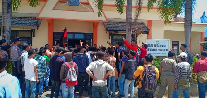 
Demo Mahasiswa di Sumenep Ricuh, Satu Mahasiswa Dipukul Satpol-PP