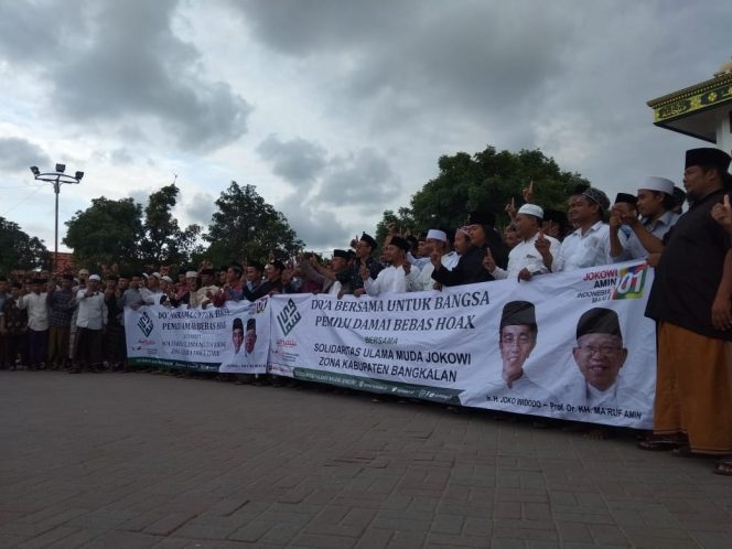 
Ulama Muda Madura Deklarasi Dukung Jokowi-Ma’ruf di Halaman Masjid Syaikhona Moh Kholil
