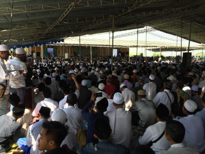 
Bertandang ke Bangkalan, UAS Disambut Ribuan Jemaah