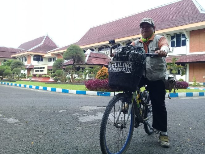 
Ingin Tercatat di Guinness The World, Ismail Keliling Indonesia Gunakan Sepeda Onthel