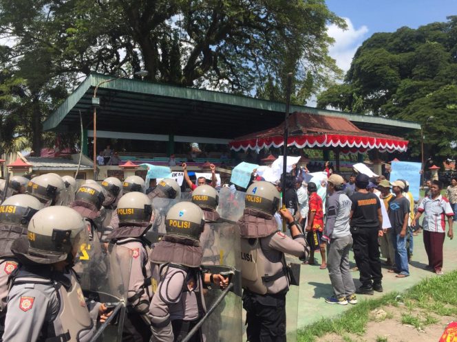 
Pasukan Brimob dan Water Canon Berhasil Redam Puluhan Massa Demonstrasi