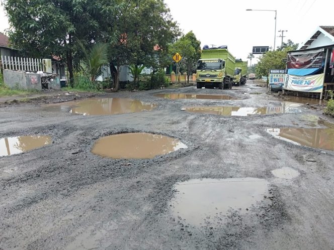 
Rusak Parah, Akses Jalan Penyambung Dua Kecamatan Buat Resah Warga Resah