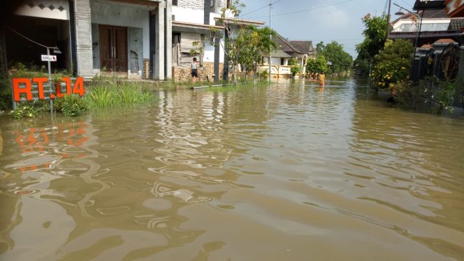 
Tanggul Jebol, 486 KK di Dua Perumahan Terendam Banjir