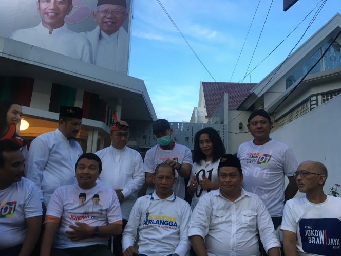 
Menang, Relawan Jokowi-Ma’ruf Cukur Gundul 