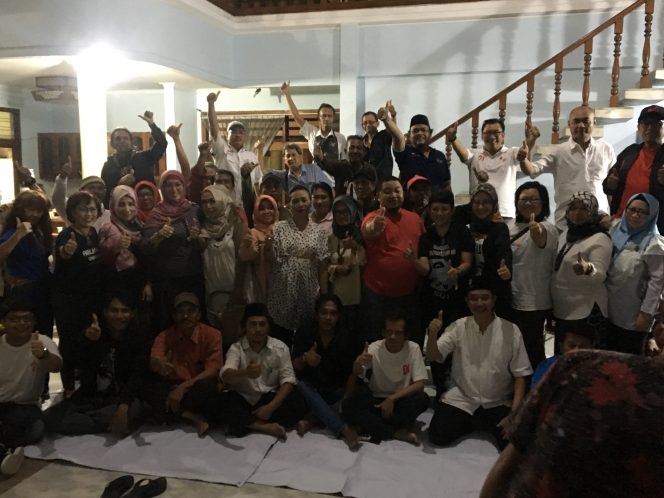 
Relawan Jokowi Syukuran di Surabaya