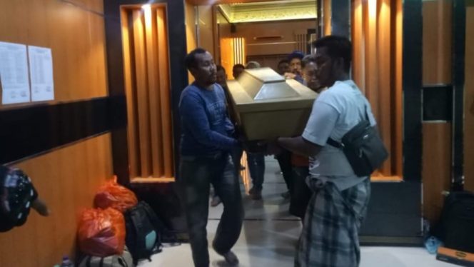 
Jenazah Korban Karamnya Kapal Arin Jaya Diserahkan ke Pihak Keluarga