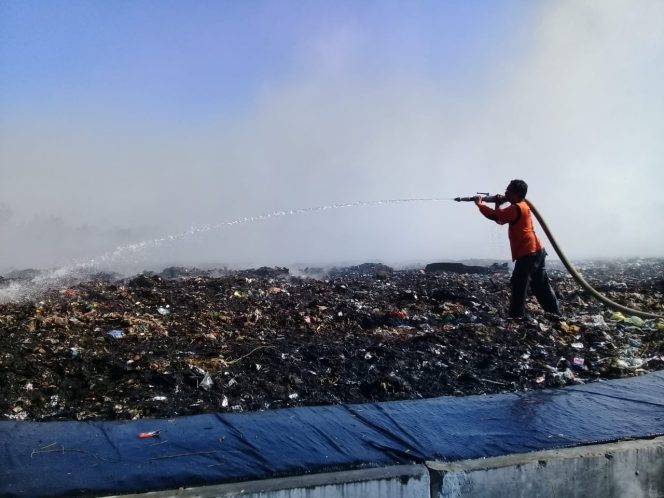 
TPA Sampah di Pamekasan Terbakar, Kerugian Ditaksir sampai 5 Juta Rupiah