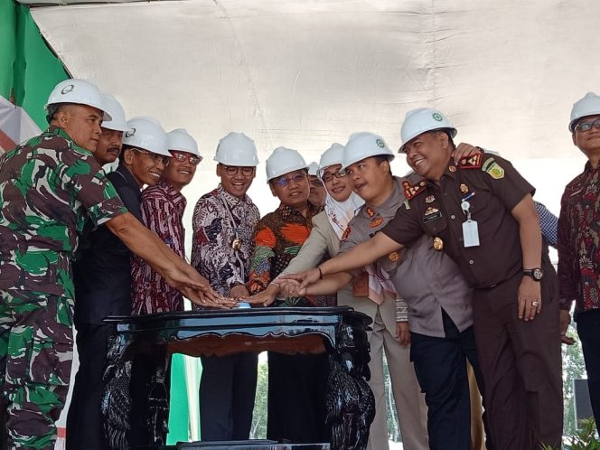 
Ground Breaking Pembangunan Gedung DPRD Bangkalan, Ra Latif Jamin Dibangun dengan Kualitas yang Baik