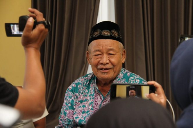 
Kakek Matnazu, Tukang Becak yang Berhasil Naik Haji Berkat Menabung Selama 22 Tahun.