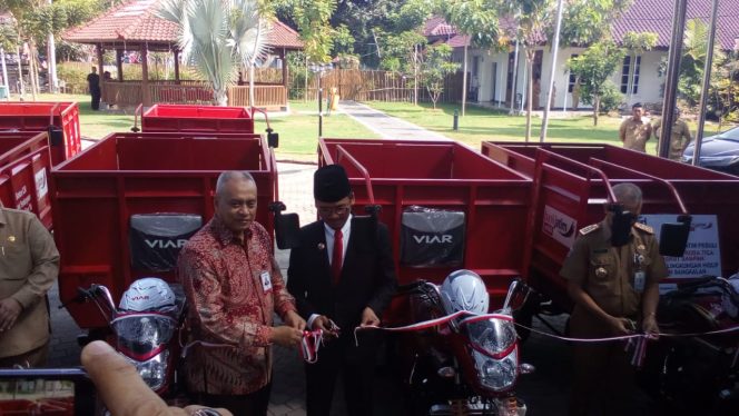 
Bupati Bangkalan Terima 7 Unit Kendaraan Pengangkut Sampah dari CSR Bank Jatim