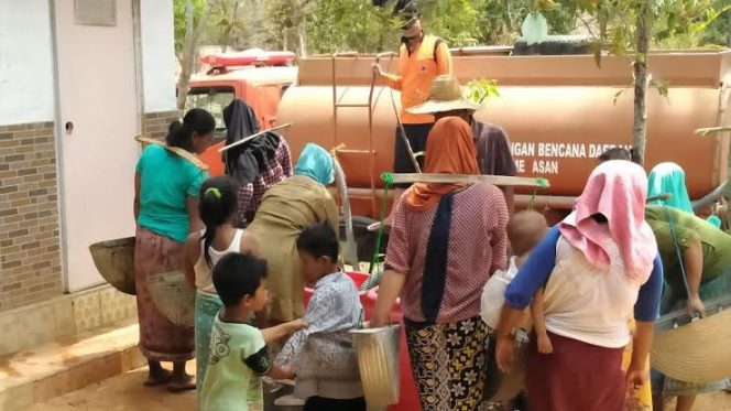 
Tanpa SK Bupati, BPBD Pamekasan Salurkan Bantuan Air Bersih ke Daerah Terdampak Kekeringan