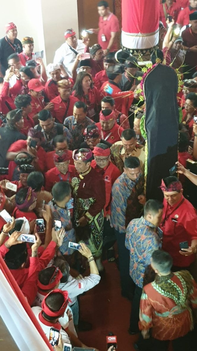 
Jokowi Hadiri Kongres PDIP Kenakan Pakaian Adat Bali