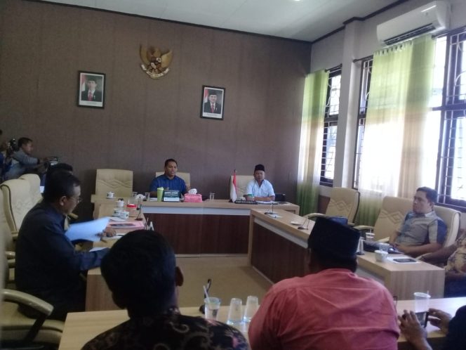 
Pilkades Lesong Daya Terancam Gagal, Panitia Audiensi ke Komisi l DPRD Pamekasan