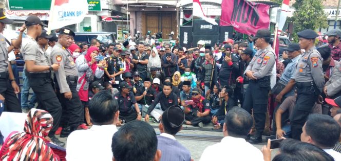
Bantuan PKH Ditahan, Ratusan massa geruduk Kantor BRI Sampang