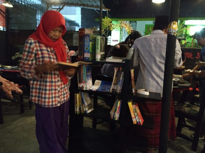 
Sejumlah Cafe di Pamekasan Dapat Pinjeman Buku dari Perpusda