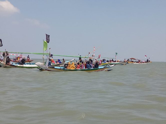 
Puluhan Iring-iringan Perahu Nelayan di Bangkalan Meriahkan Acara Rokat Tasek