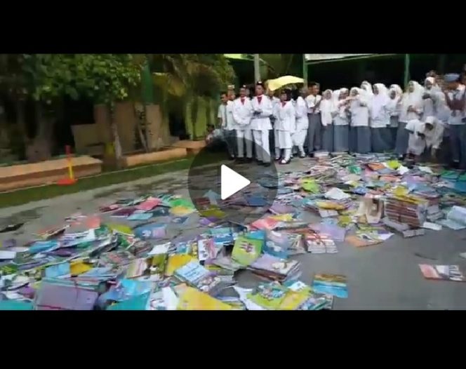 
Lempar Buku Sambil Teriak Korupsi Warnai Demo Siswa MAN Bangkalan, Ini Videonya