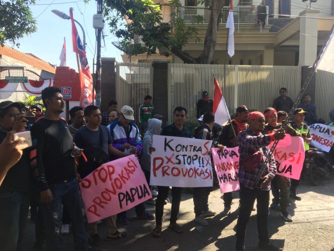 
Dianggap Provokator Kericuhan, Ratusan Warga Papua Demo Kontras Surabaya 