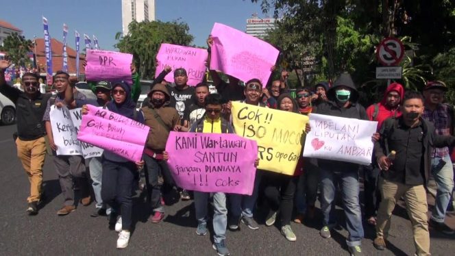 
Jurnalis Surabaya Turun Jalan Kecam Kekerasan Oleh Polisi di Makassar