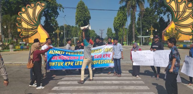 
Puluhan Pemuda Sumenep Demo, Dukung Revisi UU KPK