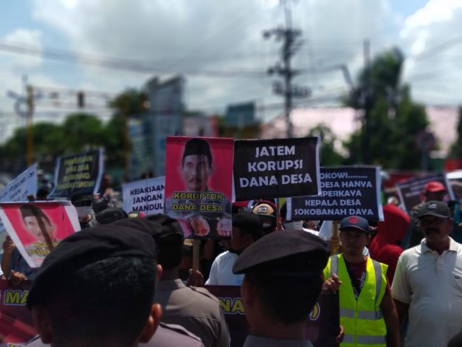 
Laporan Dugaan Korupsi DD Sokobanah Daya Mandeg, Kejari Sampang Didemo