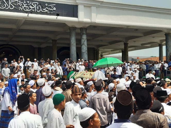
Ribuan Orang, Hantarkan Jenazah KH Fuad Amin Imron ke Martajesah