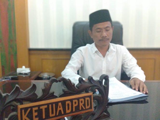 
Setelah Dilantik, Ketua DPRD Sampang Tancap Gas Bentuk Alat Kelengkapan
