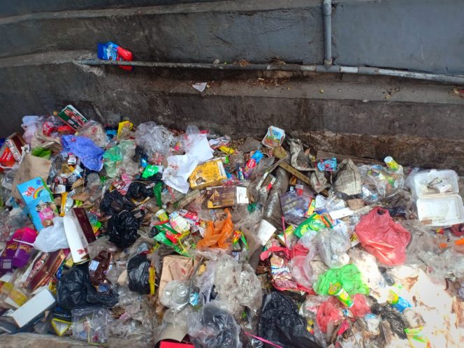 
Selokan dan Pesisir Sukolilo Penuh Sampah, Warga: Tak Ada Tempat Sampah