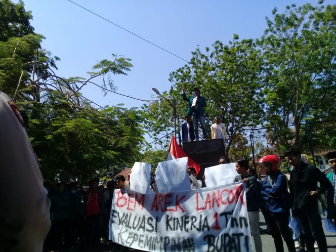 
Demo Setahun Bupati Badrut Pimpin Pamekasan Ricuh, Ada Mahasiswa Terluka