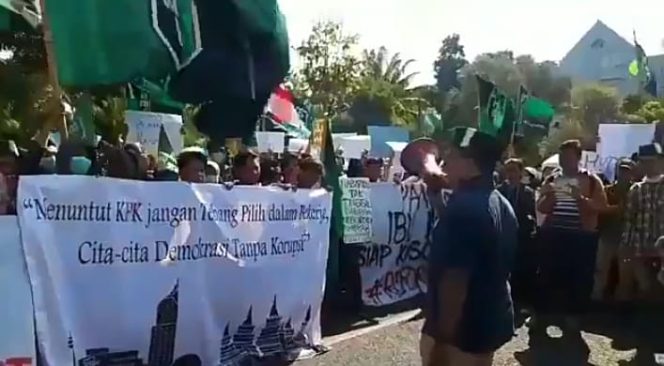 
HMI Surabaya Demo Di Kantor Gubernur Jatim, Ini Tuntutannya!