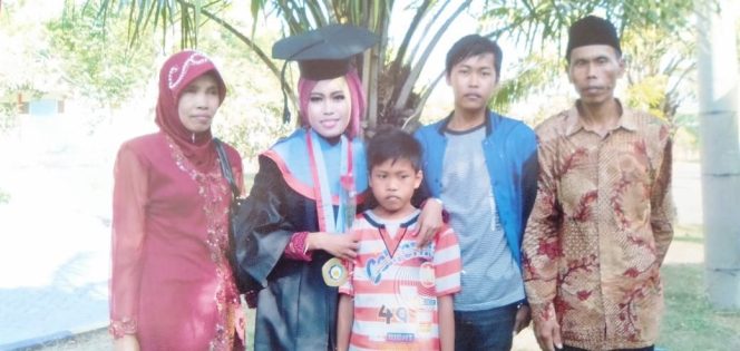 
Keluarganya Penerima PKH, Tak Halangi Laila Raih Gelar Doktor di Usia 27 Tahun