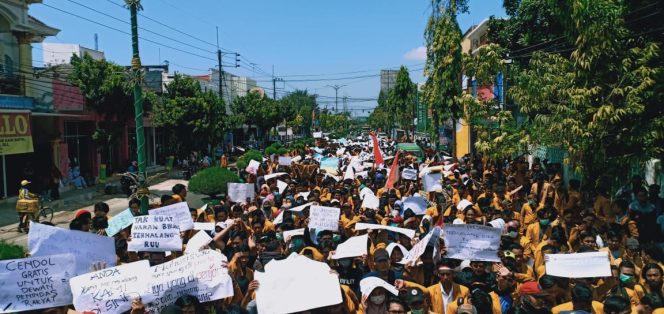 
‘Sumenep Memanggil’: Jalan Protokol Sumenep Dipenuhi Ribuan Mahasiswa