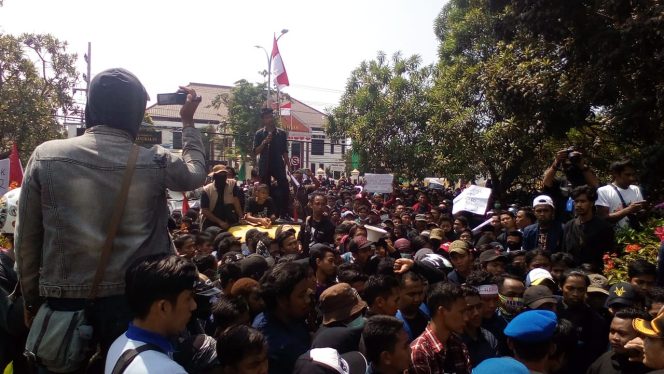 
Demo Kantor DPRD Bangkalan Rusuh, Begini Kronologinya!