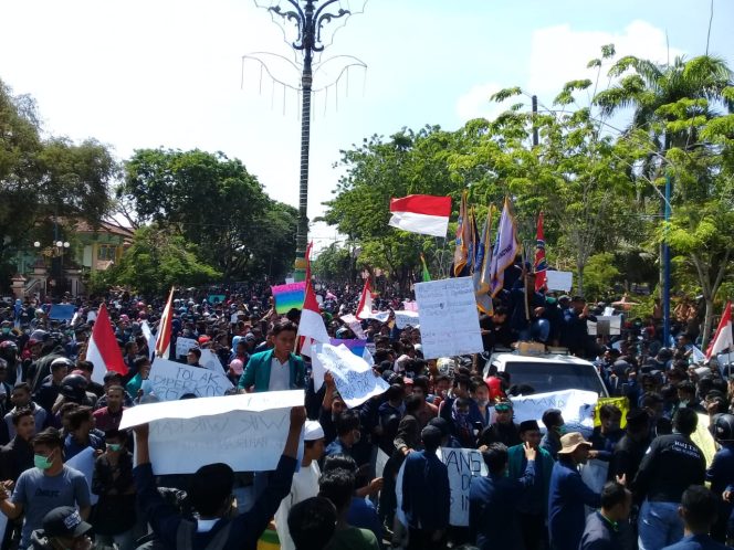 
Ribuan Mahasiswa Bergerak ke Kantor DPRD Pamekasan, Jalanan Lumpuh