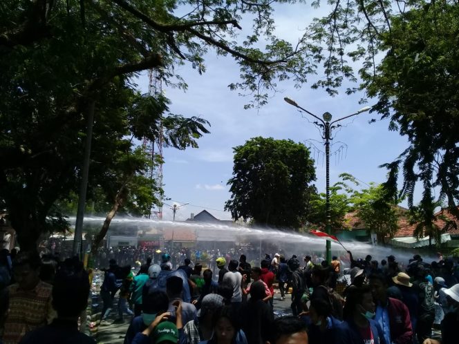 
Demo di Pamekasan Ricuh, Polisi Tembakkan Gas Air Mata