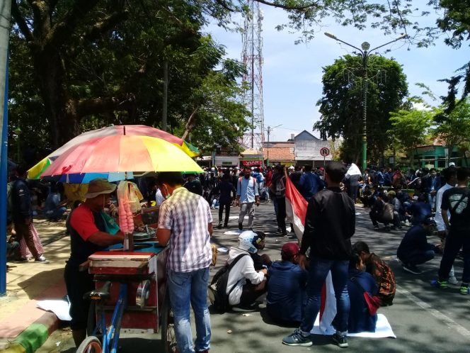 
Penjual Es Ini Ketiban Berkah Demo Besar di Pamekasan