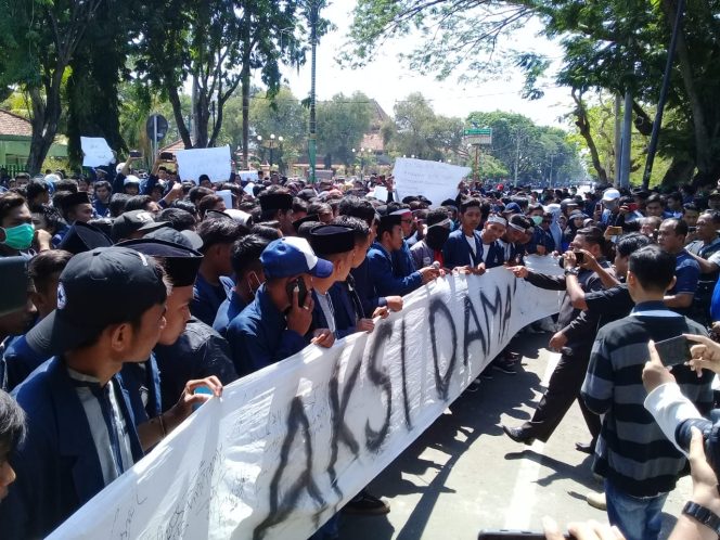 
Mahasiswa Pamekasan Paling Aktif Demo di Jawa Timur