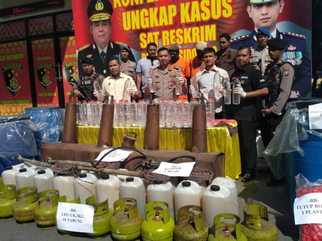 
Polisi Tangkap Dua Orang Peracik Minuman Arak Asal Tuban