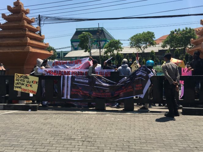 
Ratusan Mahasiswa Surabaya Gelar Aksi Dukung Revisi UU KPK