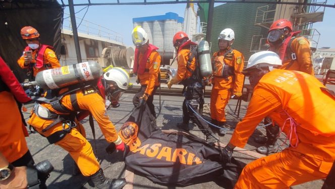 
Tim SAR Temukan Satu Korban di Bangkai KM Santika Nusantara