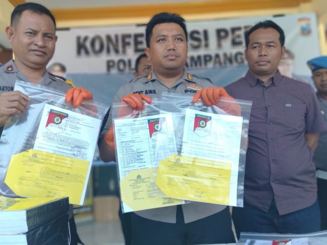 
Polres Sampang Beberkan Kronologi Penetapan Tujuh Tersangka Dugaan Korupsi Proyek RKB SMPN II Ketapang